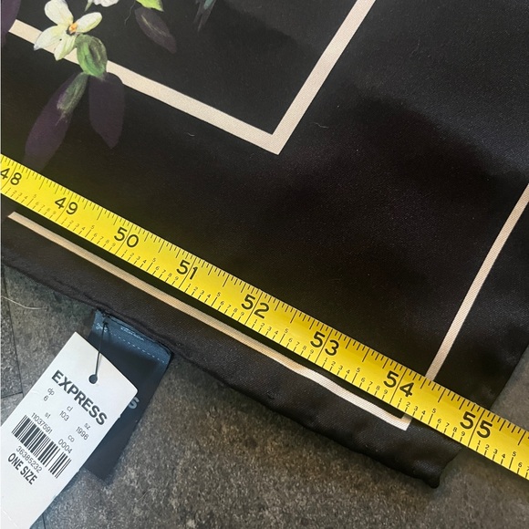 NWT Express. OS Scarf/Wrap in Beautiful Floral Design - Picture 5 of 9